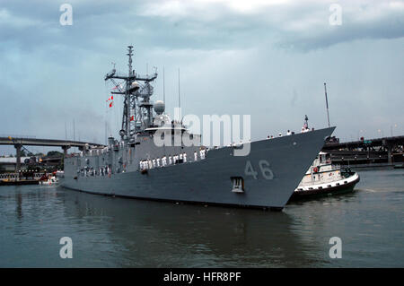 060612-N-1683M-001 Portland, Ore. (12 giugno 2006) - missile fregata USS Rentz (FFG 46) torna al mare come lei passa sotto il fiume Willamette ponte in acciaio inizio lunedì mattina. Rentz era uno dei quattro Stati Uniti Navi della Marina Militare in visita a Portland per la 99th annuale Festival di rose. Stati Uniti Navy foto di PhotographerÕs 1a classe McVicar (rilasciato) Navy US 060612-N-1683M-001 missile fregata USS Rentz (FFG 46) torna al mare come lei passa sotto il fiume Willamette ponte in acciaio inizio lunedì mattina Foto Stock