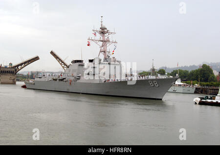 060612-N-6247M-003 Portland, Ore. (12 giugno 2006) - missile destroyer USS Preble (DDG 88) torna al mare come lei passa sotto il fiume Willamette ponte in acciaio. Preble era uno dei quattro Stati Uniti Navi della Marina Militare in visita a Portland per la 99th annuale Festival di rose. Stati Uniti Navy foto dal fotografo di mate 1. Classe Bruce McVicar (rilasciato) Navy US 060612-N-6247M-003 missile destroyer USS Preble (DDG 88) torna al mare come lei passa sotto il fiume Willamette ponte in acciaio Foto Stock