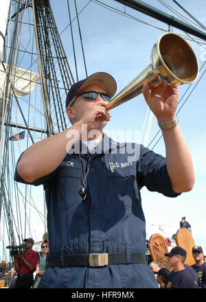 060901-N-5322S-001 Boston (sett. 1, 2006) Ð BoatswainÕs Mate 3° di classe Timothy Patrick, USS Constitution e la vela Master, grida sail comandi per circa 150 Chief Petty Officer selectees durante la seconda CPO selectee turnaround crociera. Patrick ha utilizzato un classico ottone parlando il clacson per passare la parola durante l'evoluzione. Ogni anno, Costituzione ospita circa 300 CPO selectees per la formazione che include la gestione di vela, trapano a pistola di formazione e di comunicazione alla comunità progettato per migliorare la leadership e le capacità di lavoro in squadra. Stati Uniti Foto di Marina di Massa Specialista comunicazione marinaio Michelle S Foto Stock