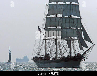 060904-N-7441H-001 Galveston in Texas (sett. 4, 2006) - La tall ship ELISSA, che ha navigato in tre secoli, conduce alla Marina della più recente attentato sommergibile USS Texas (SSN 775) fino al canale al Porto di Galveston, Texas. Il Texas, la seconda della Virginia-sommergibili classe progettato dopo la guerra fredda specificamente per affrontare le sfide del XXI secolo, siamo arrivati per la sua messa in servizio che si terrà sett. 9, 2006. Stati Uniti Foto di Marina di Massa lo specialista di comunicazione 2a classe Roadell Hickman (rilasciato) Navy US 060904-N-7441H-001 la tall ship ELISSA, che ha navigato in tre secoli, conduce alla Marina della più recente Foto Stock