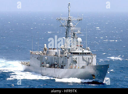 Prua dritta vista del Navy US (USN) OLIVER HAZARD PERRY CLASSE; Missile fregata USS DOYLE (FFG 39) in corso nel Mar dei Caraibi mentre partecipando alla XLIII UNITAS annuale di esercizio. UNITAS 43-03 è il più grande gruppo multi-nazionale esercitazione navale condotta con forze navali provenienti dagli Stati Uniti e da altri paesi di America del Sud e Centrale. Gli esercizi si concentrano sulla costruzione di una coalizione multinazionale pur promuovendo la difesa emisferica e cooperazione reciproca. USS Doyle FFG-39 Foto Stock