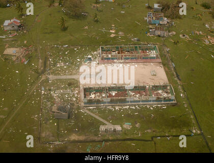 070907-N-1189B-215 PUERTO CABEZAS, Nicaragua (sett. 7, 2007) - Una vista aerea mostra la devastazione di uno dei più grandi edifici in Nicaragua dopo l uragano Felix ha sbattuto nel paese. Stati Uniti Comando meridionale Wasp deviato da un marittimo internazionale esercizio di Panama fino alla costa del Nicaragua sett. 5 per assistere con i soccorsi nelle aree colpite dall uragano Felix. Stati Uniti Foto di Marina di Massa lo specialista di comunicazione 2a classe Zachary Borden (rilasciato) Navy US 070907-N-1189B-215 Una vista aerea mostra la devastazione di uno dei più grandi edifici in Nicaragua dopo l uragano Fe Foto Stock