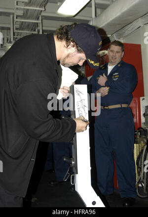 061014-N-0730W-078 Reykjavik, Islanda (ott. 14, 2006) - Magnus ver Magnusson, quattro volte più forte del mondo uomo, autografi una panca di allenamento nella palestra a bordo del multipurpose Amphibious Assault nave USS Wasp (LHD 1). Vespa è il primo U.S. Nave della marina americana a visitare l'Islanda dopo la chiusura del Naval Air Station a Keflavik. Stati Uniti Foto di Marina di Massa lo specialista di comunicazione di terza classe Sarah West (rilasciato) Navy US 061014-N-0730W-078 Magnus ver Magnusson, quattro volte più forte del mondo uomo, autografi una panca di allenamento nella palestra a bordo del multipurpose Amphibious Assault nave USS Wasp (LHD 1) Foto Stock