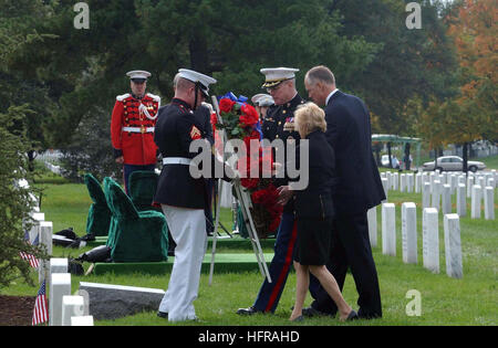 061022-N-6551H-056 Arlington, Virginia (ott. 22, 2006) - Per commemorare il ventitreesimo anniversario dell'attacco terroristico alla caserma marini a Beirut, Libano, Col. Charles E. Dallachie, superstite dell'attacco; lungo con Daniel H. Mudd, Chief Executive Officer di Fannie Mae Corporation; e Carmella LaSpada, Direttore della Casa Bianca sulla Commissione ricordo, laici un memoriale di corona durante la cerimonia. Ai superstiti, le famiglie e gli amici dei compagni caduti si sono riuniti presso il Cimitero Nazionale di Arlington per commemorare l attentato che ha ucciso 220 Marines, 18 marinai e soldati 3, Ottobre 23, 1983. Stati Uniti Navy ph Foto Stock