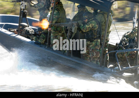 061023-N-5319A-108 Stennis Space Center Miss. (Ott. 23 2006) Ð un soldato iracheno assegnato agli iracheni fluviale forza di polizia spara un M-60 mitragliatrice durante speciali manovre in barca e arma la manipolazione della formazione a Stennis Space Center. La forza irachena sta frequentando un corso di sei settimane alla Naval piccole imbarcazioni istruzioni e addestramento tecnico scuola (NAVSCIATTS). Stati Uniti Foto di Marina di Massa lo specialista di comunicazione 1a classe Brien Aho rilasciato) Navy US 061023-N-5319A-108 un soldato iracheno assegnato agli iracheni fluviale forza di polizia spara un M-60 mitragliatrice durante speciali manovre in barca e arma handlin Foto Stock