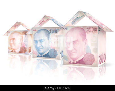 Le fatture del denaro ripiegato come case in piedi accanto a ogni altra in calo in dimensioni e valore. Foto Stock