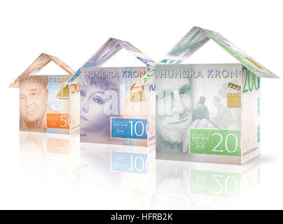 Le fatture del denaro ripiegato come case in piedi accanto a ogni altra in calo in dimensioni e valore. Foto Stock