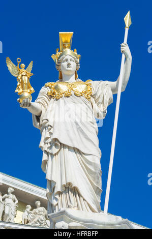 Wien, Vienna: Pallas Athene statua di fronte al palazzo del parlamento, tenendo Nike nella mano destra, Wien, Austria Foto Stock