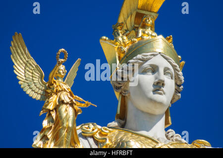 Wien, Vienna: Pallas Athene statua di fronte al palazzo del parlamento, tenendo Nike nella mano destra, Wien, Austria Foto Stock