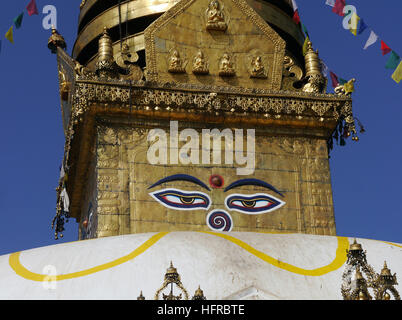 Il Golden Stupa in cima al Swayambhunath (tempio delle scimmie) presso il sito del Patrimonio Mondiale di Kathmandu, Nepal. Asia. Foto Stock