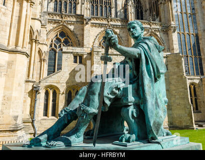 Statua di imperatore romano Costantino il Grande al di fuori di York Minster. North Yorkshire. In Inghilterra. Regno Unito. Foto Stock