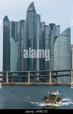 Grattacieli moderni attraverso il fiume Suyoung in Centum city. Pusan, Corea del Sud. Foto Stock