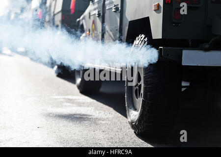 Dettaglio shot con veicoli militari durante la sfilata Foto Stock