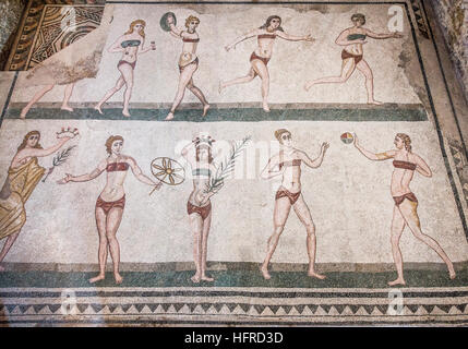 Antico romano pavimento a mosaico, bikini ragazze mosaico, Villa Romana del Casale, sito Patrimonio Mondiale dell'UNESCO, Piazza Armerina Foto Stock