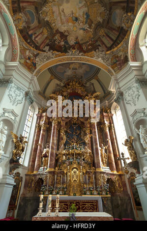 Altare Maggiore nella parrocchia cattolica dell Assunzione, 1748-1756 in stile tardo barocco, Ebbs, Distretto di Kufstein, Tirolo, Austria Foto Stock