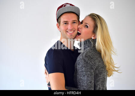 Coppia giovane, amanti avvolgente Foto Stock