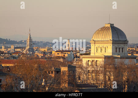 Vista dei tetti di Roma: sinagoga ebraica, Guglia di San Ivo alla Sapienza, Towerbell di Sant Agostino Chiesa. Foto Stock