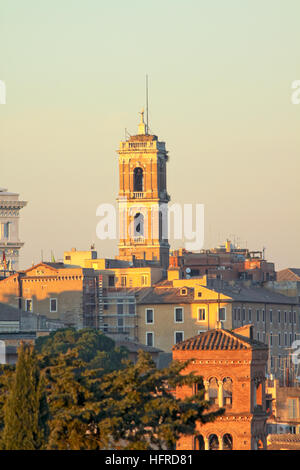 Vista dei tetti di Roma: Palazzo Senatorio's Tower. Foto Stock