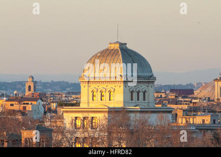 Vista dei tetti di Roma: Towerbell di Sant Agostino Chiesa, sinagoga ebraica e parte del tetto Pantheon Foto Stock