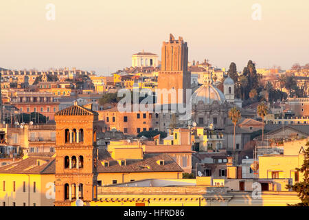 Vista dei tetti di Roma: Palazzo Senatorio's Tower, San Giorgio in Velabro Basilica Towerbell, San Luca e Martina in Chiesa Duomo, Torre delle Milizie (R Foto Stock