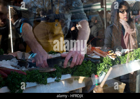 Hackney. Broadway Market. Finn e passera pianuzza Pesce shop, finestra con pesce Foto Stock