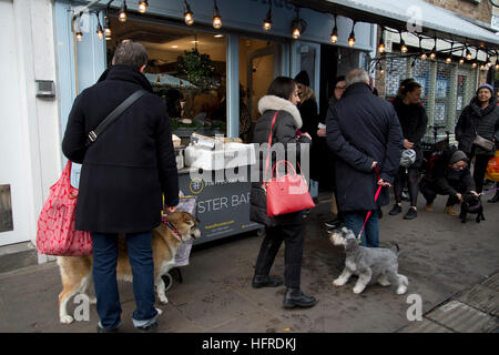 Hackney. Broadway Market. Finn e passera pianuzza Pesce shop. Coda per gli ordini di Natale. Foto Stock