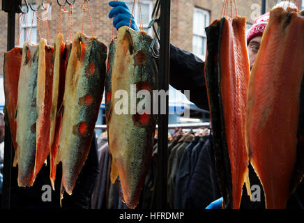 Hackney. Broadway Market. Salmone affumicato in vendita. Foto Stock