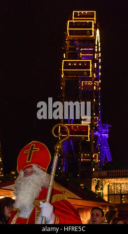 Wien, Vienna: Santa Claus in il Prater, mercato di Natale, ruota panoramica Ferris, Wien, Austria Foto Stock