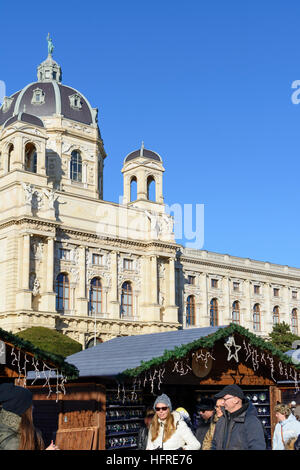 Wien, Vienna: Mercatino di Natale nella parte anteriore del Museo di Storia Naturale, Wien, Austria Foto Stock