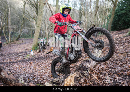 Un motociclo prove pilota consente di cancellare il registro come parte di una sezione di bosco corso di sperimentazioni nel Derbyshire, Inghilterra Foto Stock