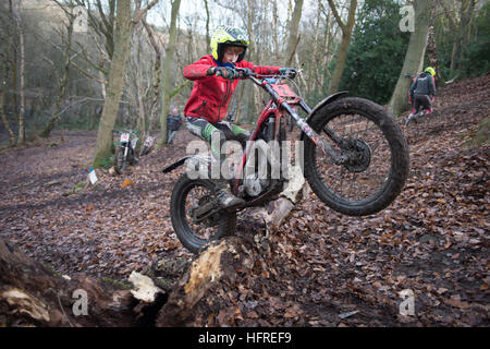 Un motociclo prove pilota consente di cancellare il registro come parte di una sezione di bosco corso di sperimentazioni nel Derbyshire, Inghilterra Foto Stock