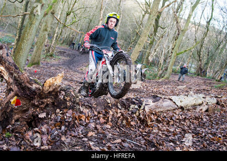 Un motociclo prove pilota consente di cancellare il registro come parte di una sezione di bosco corso di sperimentazioni nel Derbyshire, Inghilterra Foto Stock