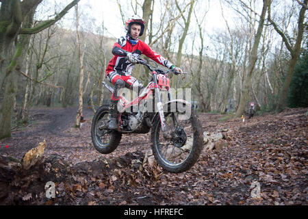 Un motociclo prove pilota consente di cancellare il registro come parte di una sezione di bosco corso di sperimentazioni nel Derbyshire, Inghilterra Foto Stock