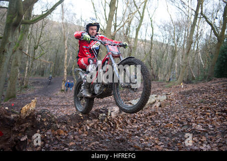 Un motociclo prove pilota consente di cancellare il registro come parte di una sezione di bosco corso di sperimentazioni nel Derbyshire, Inghilterra Foto Stock