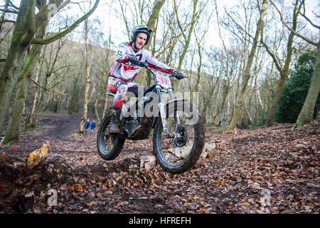 Un motociclo prove pilota consente di cancellare il registro come parte di una sezione di bosco corso di sperimentazioni nel Derbyshire, Inghilterra Foto Stock