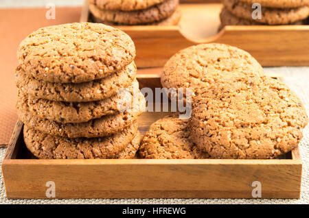 Vista da vicino su oat biscotti in scatole di legno con una profondità di campo ridotta Foto Stock