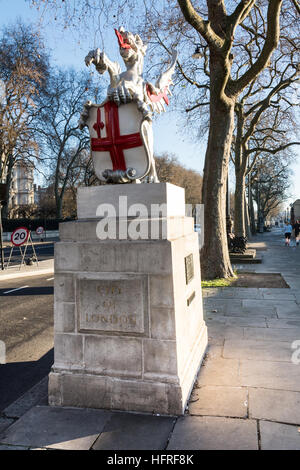 Città statua del drago che segna il confine tra la città di Westminster ,a ovest e la città di Londra, a est. Foto Stock