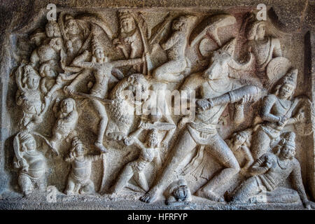 Il carving della dea Durga che uccide il bufalo d'acqua-guidato demon Mahishasura, del pantheon Hindu. (Mahishasuramardini Grotta, Tamil Nadu (India). Foto Stock