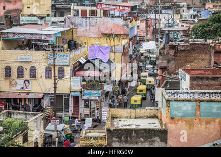 Un paesaggio urbano affollato in Agra, India, con numerosi risciò motorizzati (tuk tuks). Foto Stock