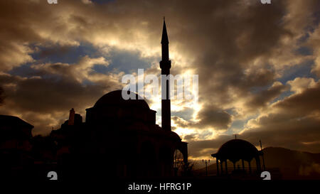 Vecchia Fortezza, la fontana e la moschea in alba/tramonto Foto Stock