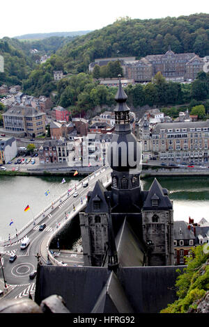 La Citadelle de Dinant offre spettacolari vedute di Dinant, il Belgio e la Chiesa Collegiata di Nostra Signora (Notre Dame) Foto Stock