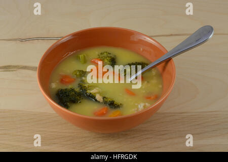 Minestra di crema con salmone, broccoli e carote tagliate a fette Foto Stock