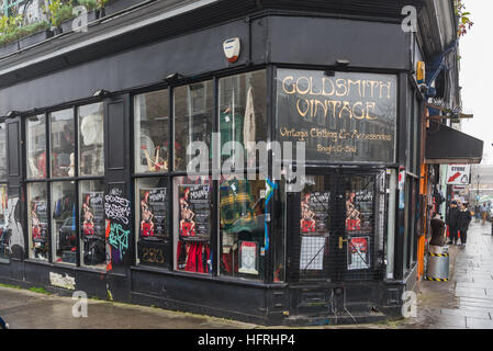 Un colorato negozio di fronte in Portobello Road, Londra, Inghilterra. Dicembre 2016 Foto Stock