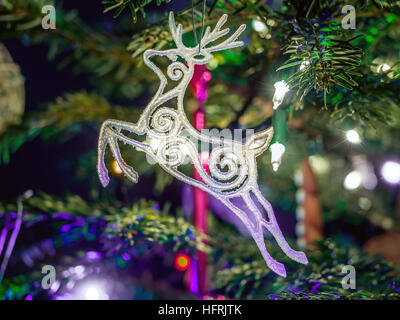 Bianco Natale renne appeso su albero di natale Foto Stock