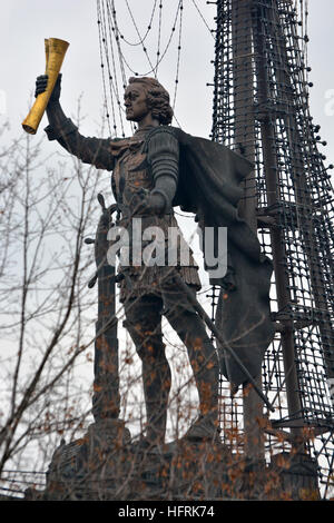 Statua di Pietro il Grande, fondatore della marina russa, dal giardino degli eroi caduti a Mosca, Russia Foto Stock