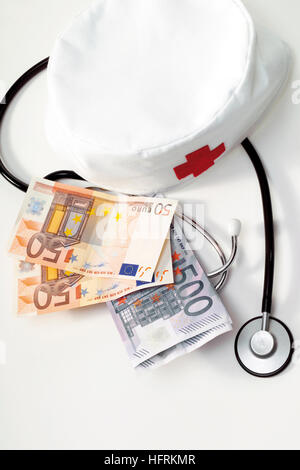 Nurse cap, lo stetoscopio e il denaro: spese mediche Foto Stock