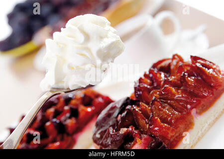 Plum cake con panna montata, pasta lievitata Foto Stock