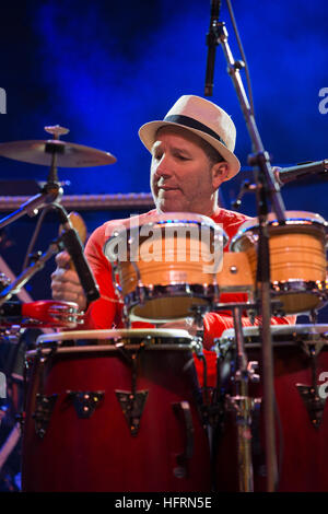 Jose Sanchez di Alex Cuba band sul bongo tamburi del Canada 150 Anno nuovo compleanno anni Eve-Victoria, British Columbia, Canada. Foto Stock