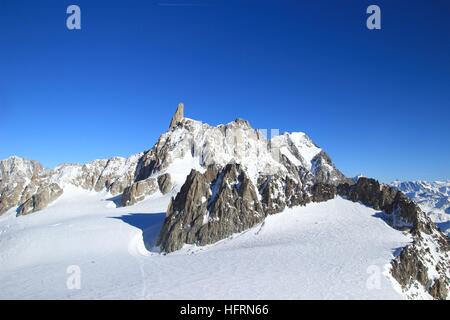 Il Dente del Gigante, picco nel massiccio del Monte Bianco nelle Alpi Foto Stock