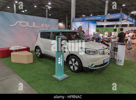 I visitatori non riconosciuto visita Kia Soul EV veicolo elettrico stand alla prima fiera commerciale internazionale di veicoli elettrici Plug-In. Foto Stock